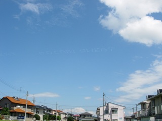 青空に浮かぶ「POCARI SWEAT」の飛行機雲