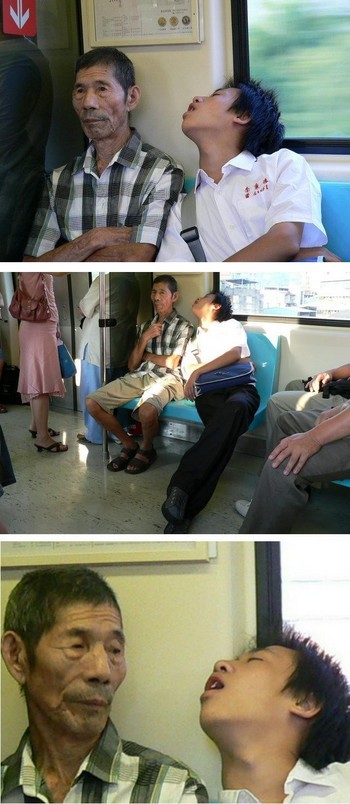 電車で寝ぼけ顔の学生