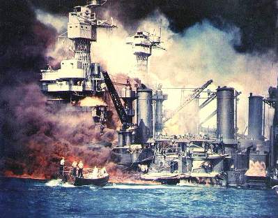 真珠湾攻撃で炎上中の米戦艦ウェストバージニア